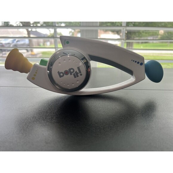 Bop It! Shout It Electronic Handheld Game Twist Pull White Hasbro 2008 TESTED - Picture 1 of 2